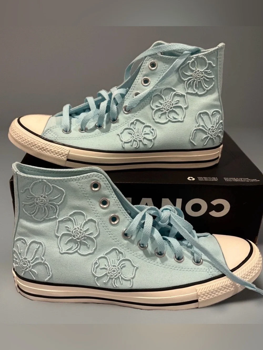Converse Women’s High Top Sneakers in Light Aqua w Floral Embroidery size 9.5